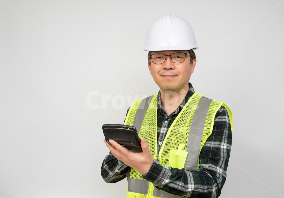 근로자,노동자,노가다,안전모자,안전모,모자,작업복,근무복,안전,산업,1명,남자,남성,한국인,일본인,중국인,아시아인,중장년,40대,50대,건설,건축,인부,일용직,비즈니스,카피스페이스,여백,누끼,흰색배경,하얀배경,실내,정면,상반신,노동,일,아빠,중년,노동환경,개념,컨셉,매니저,관리자,손짓,손동작,계산기,계산,비용,절약,견적,사람,인물,인간,human,person,남성,남자,man,male,산업,industry,industrial