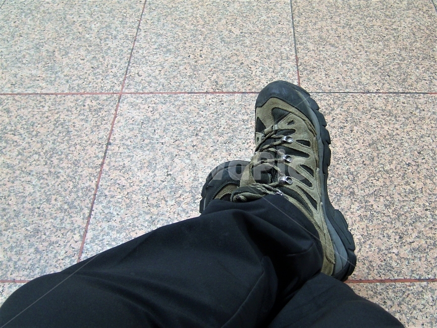 등산화,신발,발,아웃도어,기다림,검은색,바지,waiting,shoes,climb,foot,outdoor,사람,인물,인간,human,person,신체일부,몸,body