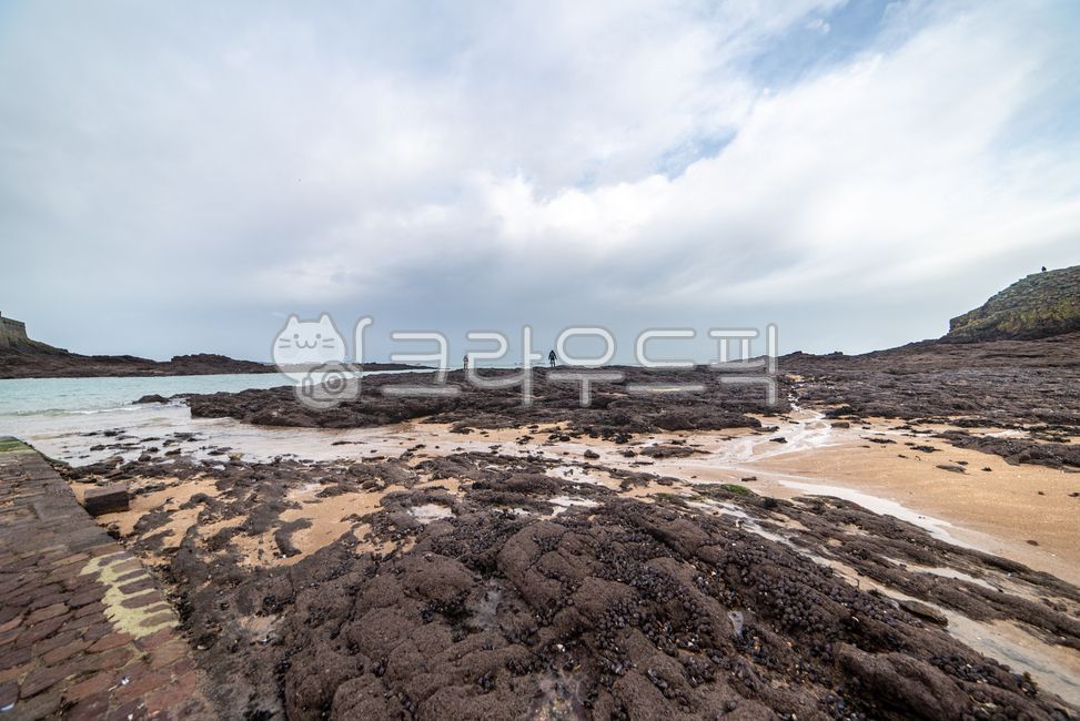 프랑스,생말로,유럽,랜드마크,landmark,해외,oversea,바다,sea,대서양,atlantic,promontory,곶,outdoors,옥외,nature,자연,water,물,ocean,대양,ground,지면,gravel,자갈,dirtroad,흙길,road,도로