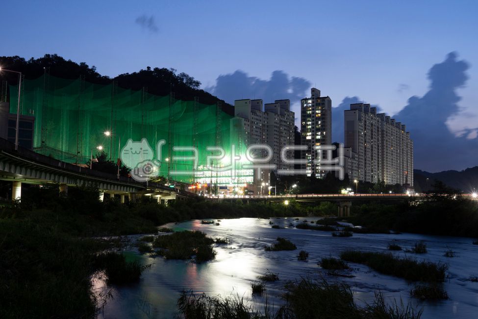 night view,flare,Korean cityscape,building,road,nightscape,tower,sky,highrise building,anyang,reflection,town,metropolis,night,blue light,downtown,lighting,water,korea,light,city,nightview,scenery,streetlight,streetlamp,department,office building,Korea,ar