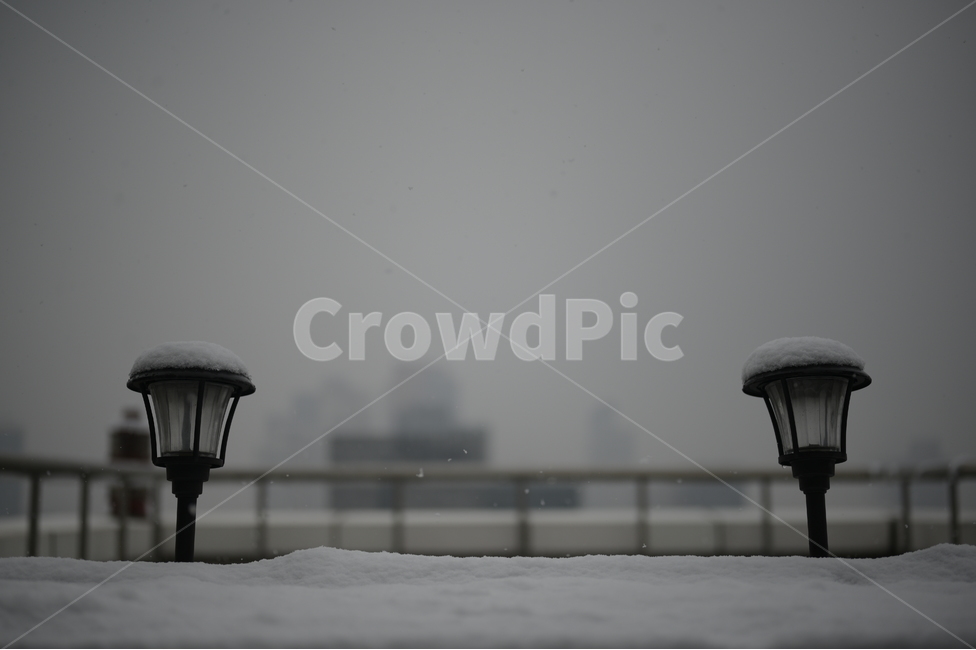 눈,쌓인,전등,겨울,새벽,옥상,건물,하늘,흐린,snow,winter,building,sky,cloudy,회색,grey,겨울,계절,winter,season