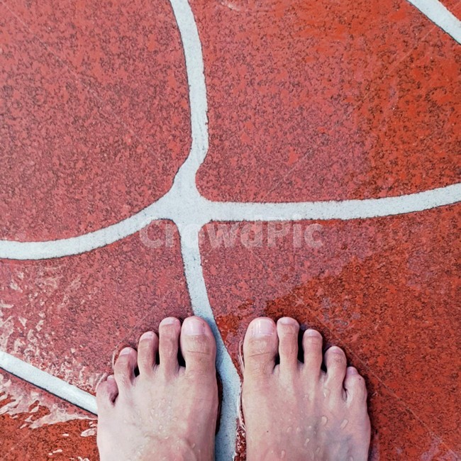 감성사진,배경,발,갈색바닥,발가락,신체일부,몸,body