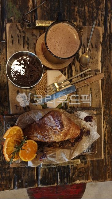 warmth,snack,winter,brown,orange,cafe,vintage,brunch,Choco,croissant,hot chocolate,autumn