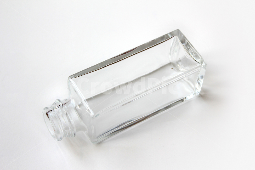 유리,유리병,흰배경,빈,비어있는,텅빈,빈병,재활용,사각형,병,glass,bottle,empty,깨끗한,clean,open,열린,열어놓은,오픈,사물,물건,오브젝트,thing,object,matter