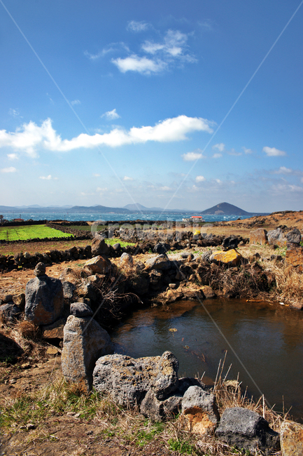 우도,제주,올레11코스,올레,자연,구름,밭,돌담,웅덩이,자연,풍경,nature,landscape,한국자연풍경,한국자연경관,korea nature landscape,제주도,jeju,jeju island,ground,바닥