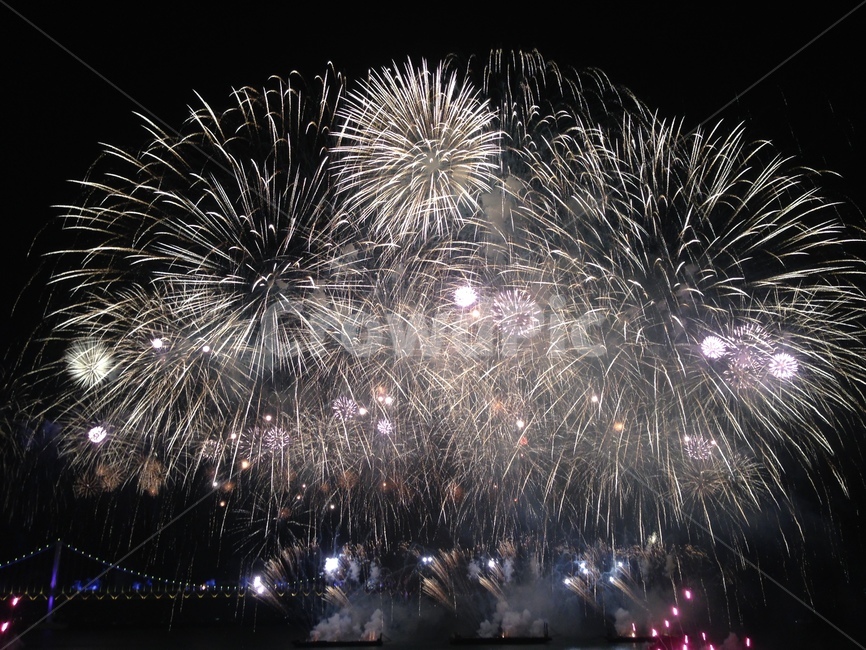 불꽃놀이,fireworks,불꽃축제,축제,불꽃,fireworksdisplay,festival,밤하늘,바다,밤바다,피날레,finale,부산,busan,pusan,광안대교,광안리,광안리바닷가,광안리해수욕장,beach,seaside,gwangalli,야경,밤,풍경,nightscape,night,landscape,축제,행사,festival,carnival,event,nature,자연,outdoors,옥외