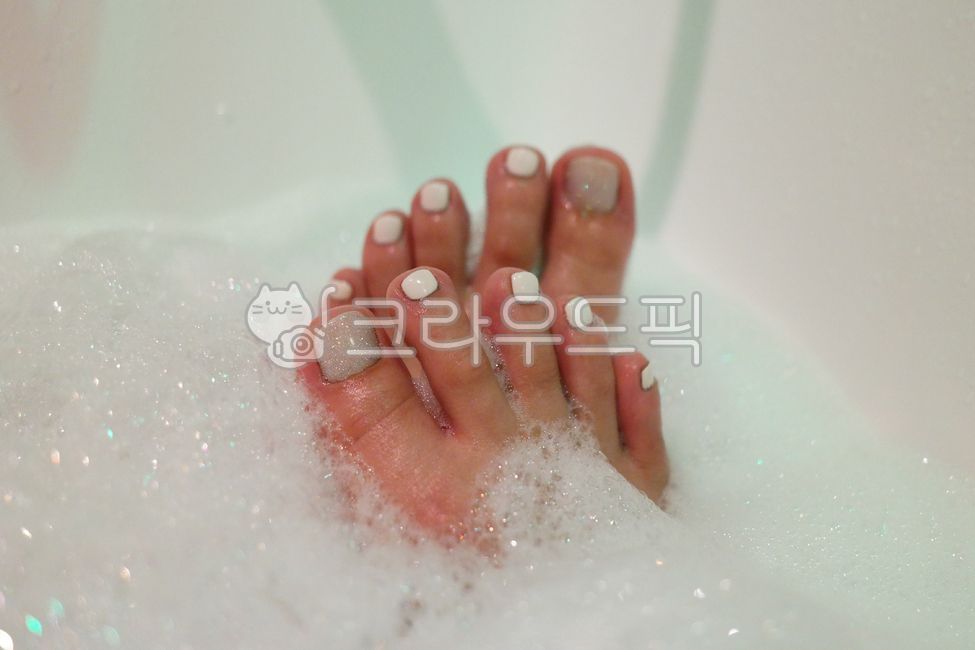 beauty,pedicure,bare foot,bubble,female,foot care,foot,toenail,toes