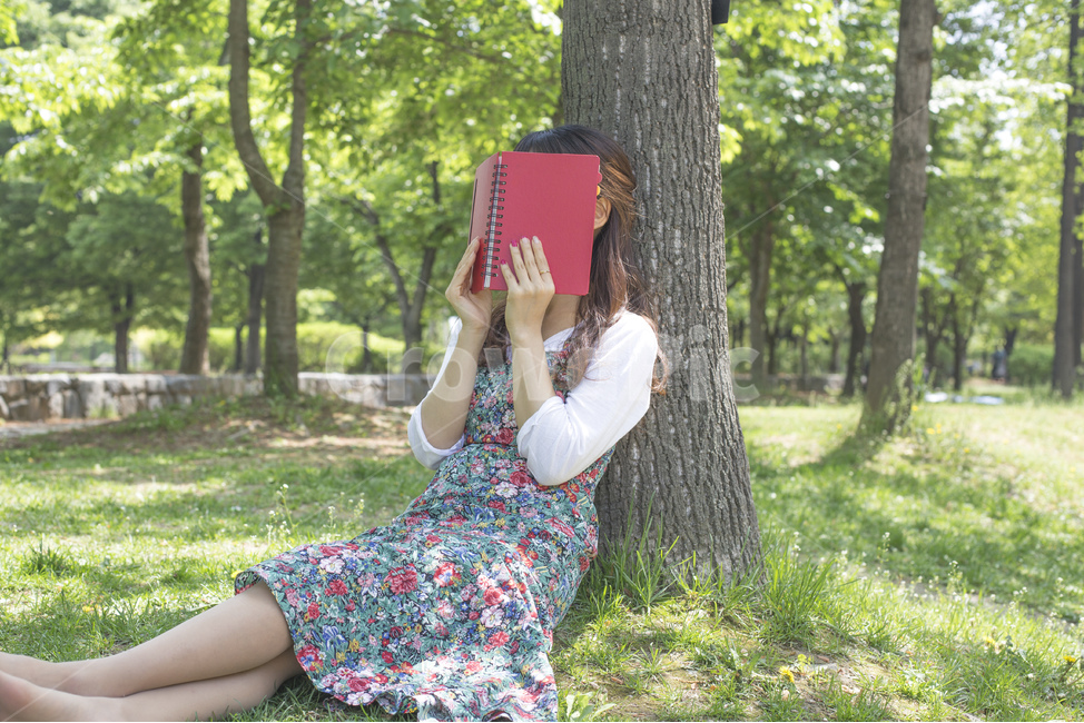 공원,잔디,풀밭,자연,나무,그린,녹색,여자,여성,힐링,휴식,소풍,원피스,치마,노트,기록,꽃무늬,다이어리,봄,계절,책,사람,인물,인간,human,person,여성,여자,woman,female,lady