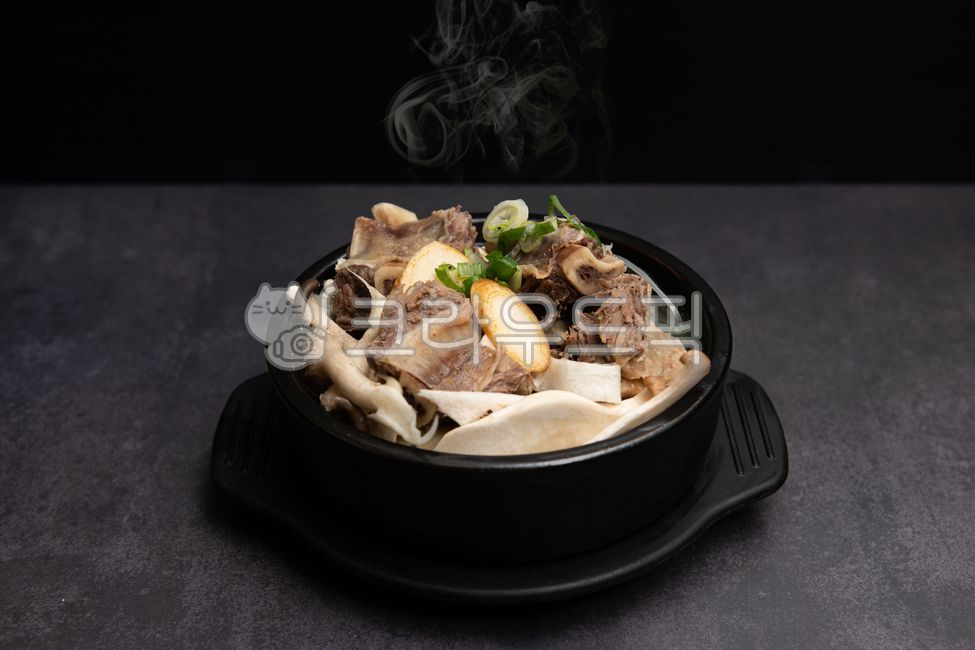 갈비탕,뚝배기,한그릇,인삼,대파,소갈비,식사,메뉴,저녁,food,음식,meal,보양식,팽이버섯,국물,요리
