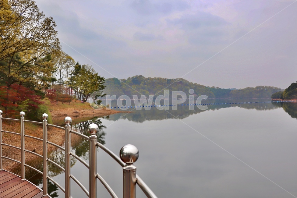 호수,산,숲속,나무,봄,lake,자연,풍경,nature,landscape,한국자연풍경,한국자연경관,korea nature landscape,railing,난간,handrail,banister