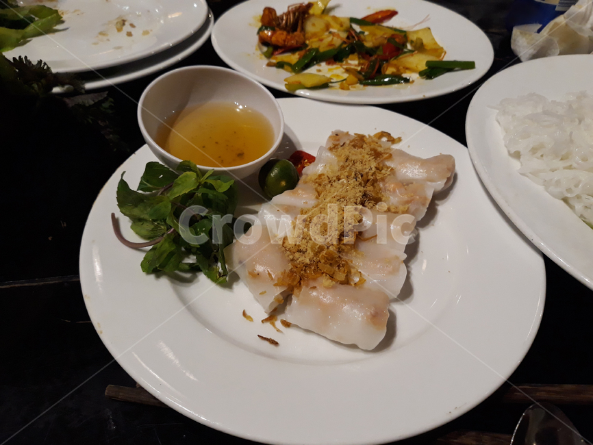 식당,레스토랑,테이블,식탁,음식,요리,접시,그릇,소스,야채,채소,면,쌈,원형접시,베트남,베트남요리,베트남음식,바잉꾸온,꾸온