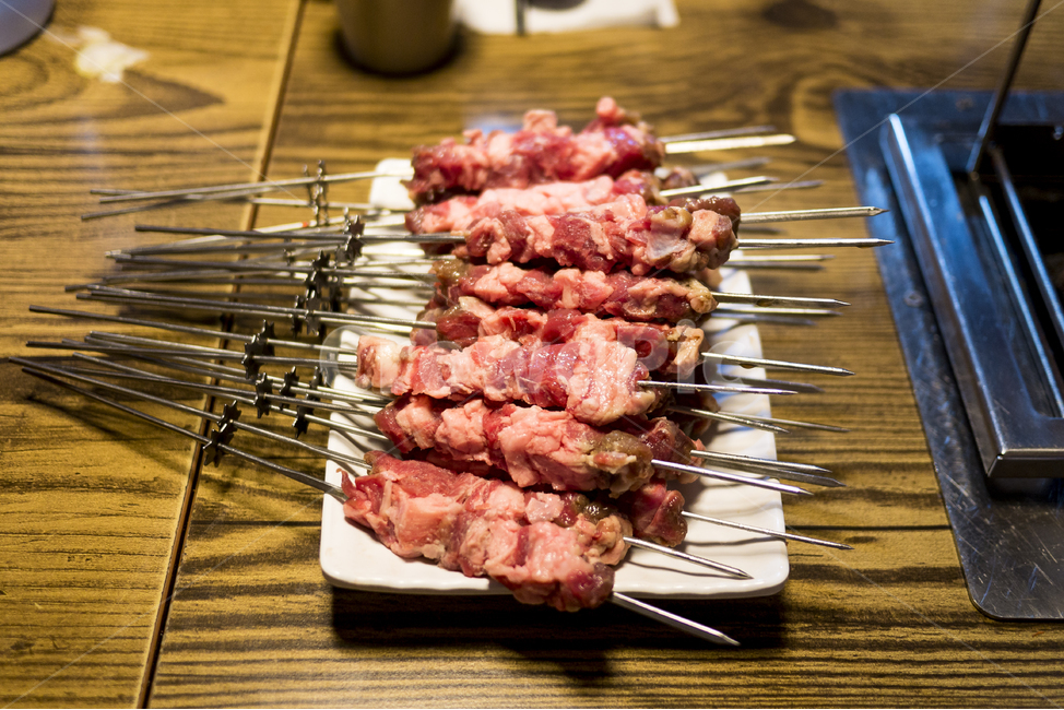 양꼬치,꼬치구이,중국,요리,식당,맛집,중국요리,양,양고기,꼬지,꼬지구이,꼬지요리,꼬치요리,굽는,그릴,나무테이블,흰접시,맛있는,육즙,음식,식재료,요리,food,cook,meal,dishes,food reserves,육류,고기,meat