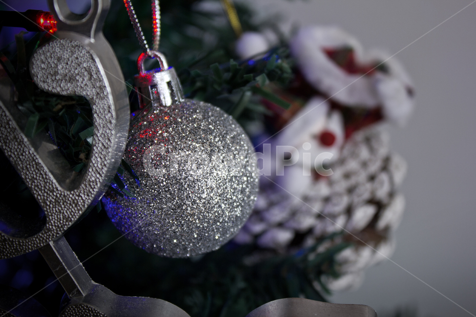 크리스마스,트리,겨울,구슬,오너먼트,소품,원형,구,반짝임,반짝이는,크리스마스트리,나무,장식,볼,성탄절,메리크리스마스,오브젝트,물건,시즌용품,시즌,계절,실버,화이트,그레이,회색,흰색,솔방울,은색,클로즈업,메리크리스마스,성탄절,merry christmas