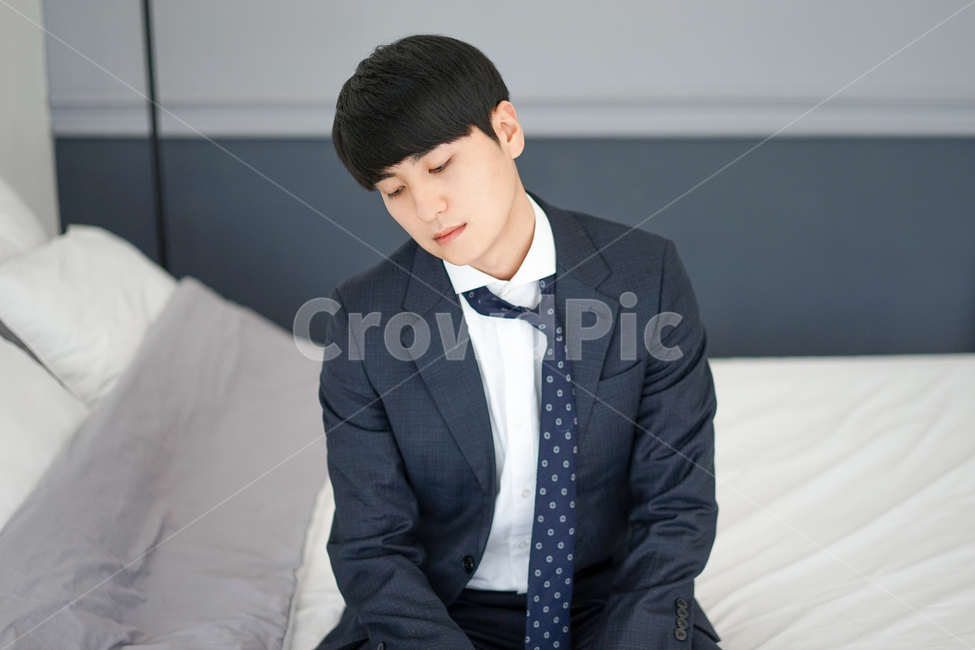 남성,남자,정장,침대,집,실내,침실,넥타이,피로감,사람,인물,인간,human,person,남성,남자,man,male
