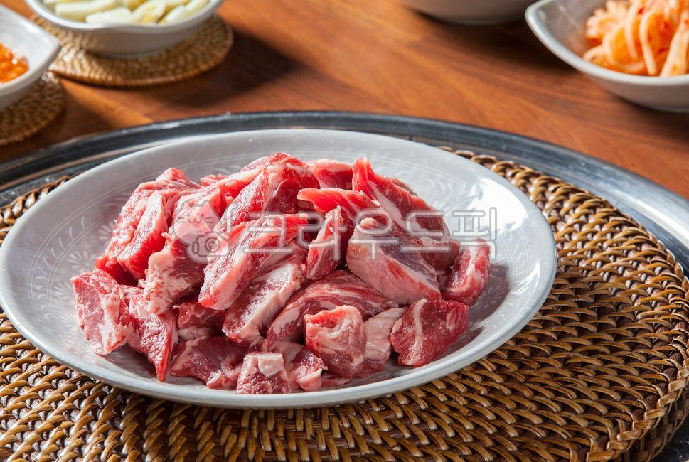 table setting,Rattan,beef,rib,cow,Flower rib meat,rattan support,Korean food,plate holder,roast,beef ribs,Drink snacks,Charcoal grill,restaurant,Korean beef,food,meal,meat restaurant,Korean beef ribs,meat,mukbang,ribs