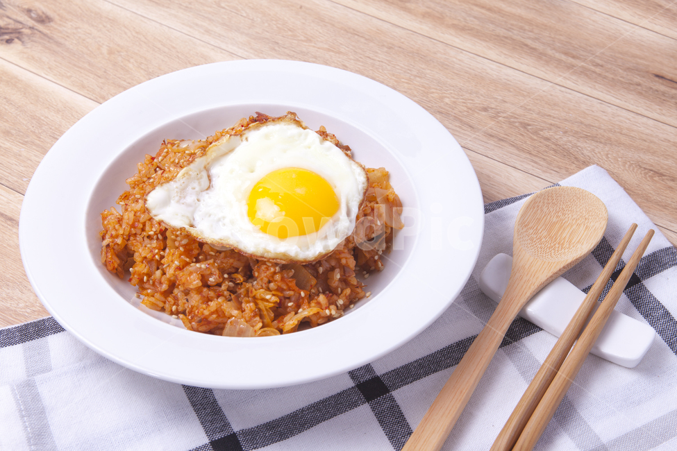 김치볶음밥,볶음밥,음식,분식,계란후라이,김치,계란,한끼,식사,음식,식재료,요리,food,cook,meal,dishes,food reserves,한식,한국음식,한국요리,korean food,korean dishes,korean meal,korean cook