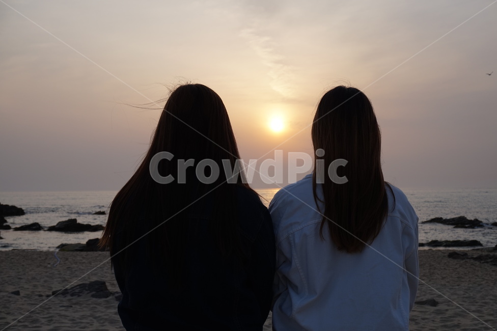 뒷모습,여자들,긴머리,해돋이,바다,일출,사람,인물,인간,human,person,여성,여자,woman,female,lady,친구,우정,friendship,companion,여행,휴가,traveling,vacation,trip