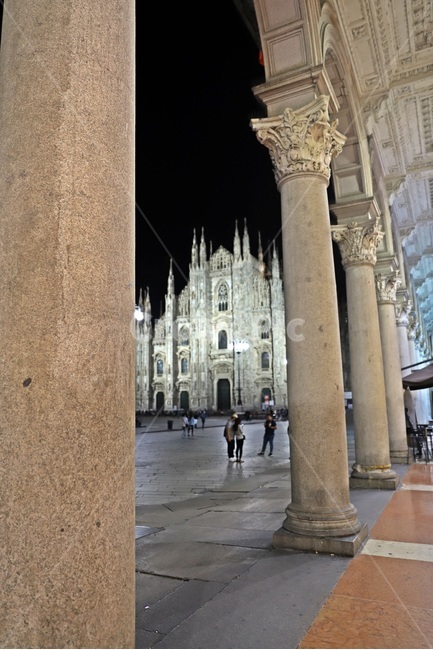 밀라노,밀라노대성당,milan,두오모성당,duomodifirenze,야경,밤,풍경,nightscape,night,landscape,랜드마크,landmark,tourist attraction,세계랜드마크,해외랜드마크,외국랜드마크,world landmark,world tourist attraction,건축물,건물외관,exterior,building,structure,architecture,construction,건물