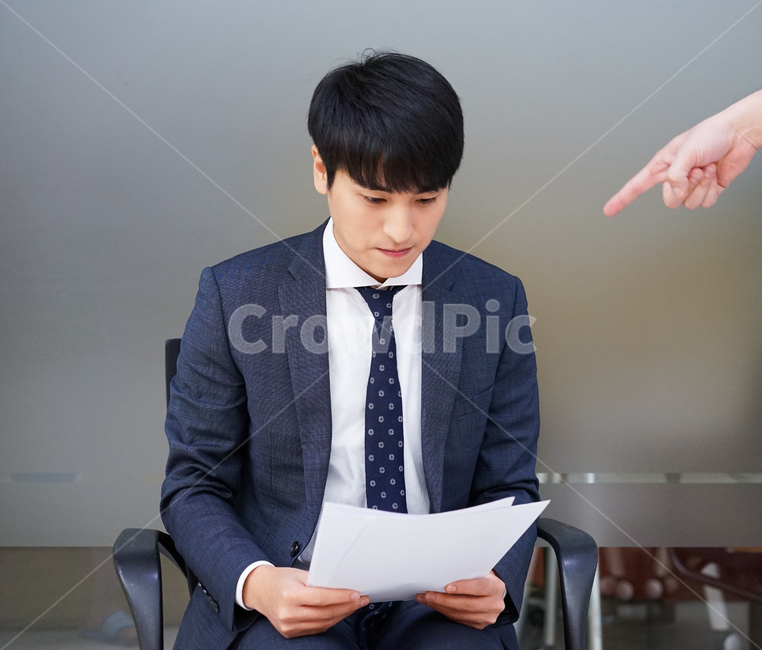 남자,남성,비즈니스,신입사원,직장인,회사원,사무실,서류,업무,스트레스,양복,정장,work,사회생활,직장생활,지시,꾸지람,꾸중,구박,혼남,사람,인물,인간,human,person,손,제스처,표시,손짓,표현,gesture,hand,sign,expression,남성,남자,man,male,산업,industry,industrial,비즈니스,사업,business,service,work