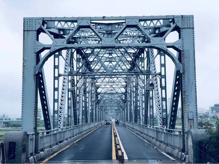 비,다리,교각,공주,도로,흐린날,교통,교통수단,traffic,transportation,건축물,건물외관,exterior,building,structure,architecture,construction,gate,문,건물