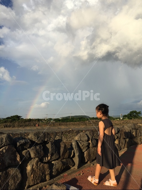 무지개,하늘,구름,아이,제주도,쌍무지개,rainbow,cloud,돌담,sky,풍경,뒷모습,그림자,어린이,여자아이,kids,자연,한국자연풍경