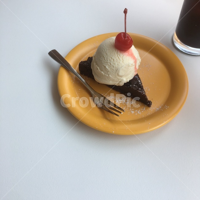 food,음식,dessert,디저트,아이스크림,icecream,브라우니,brownies,달콤한,스위트,sweet,초코케이크,힐링,healing,카페,cafe