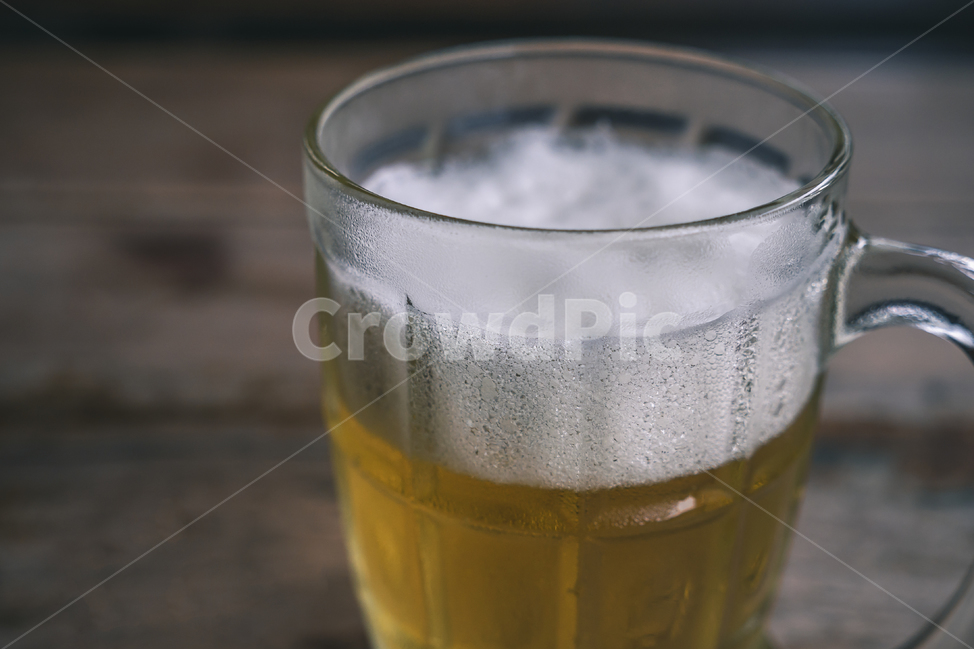 맥주,글라스,컵,알콜,술,시원한,맥주거품,거품,황금색,나무테이블,맥주한잔,술,주류,alcohol