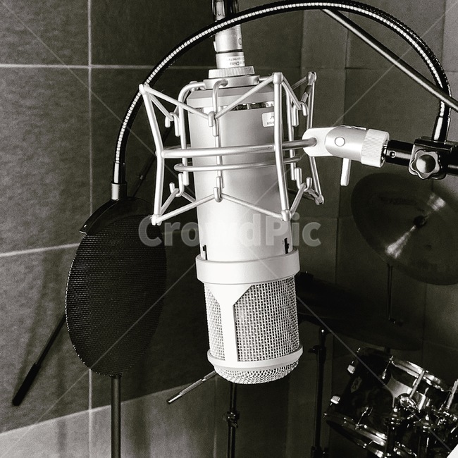 마이크,콘덴서마이크,녹음실,스튜디오,유튜버,흑백,모노톤,monochrome,black and white,악기,음향기기,musical instrument,musical equipment