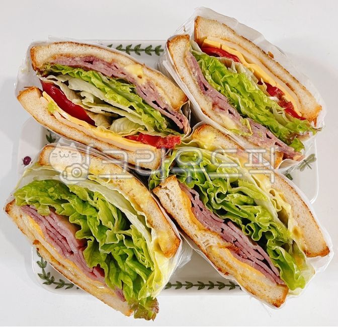 샌드위치,베이컨샌드위치,베이컨치즈샌드위치,베이컨,체다치즈,모짜렐라치즈,슬라이스치즈,식빵,야채,채소,양상추,상추,토마토,빵,음식,요리,식사,치즈,브런치,식재료,food,dish,cook,meal,bread,cheese,sandwich