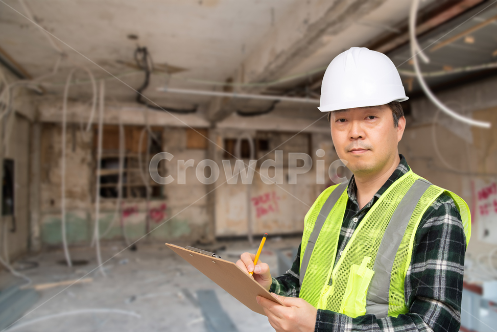 front view,Asian,working environment,clipboard,one person,Industry,safety,safety accident,middleaged,hat,worker,laborer,prevention,confirmation,blank space,Japanese,labor,day laborer,work uniform,upper body,hard hat,50s,job,male,father,concept,hand gestur