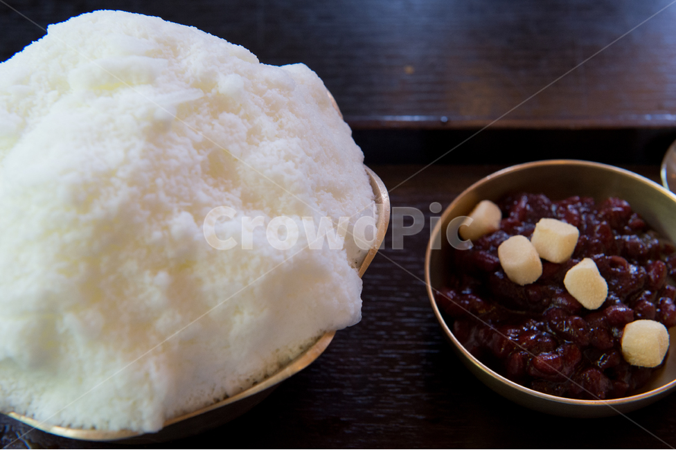 빙수,팥,여름,음식,후식,시원한,차가운,더운,얼음,하얀,눈,숫가락,쟁반,나무,shavedice,adzuki,summer,cold,cool,hot,ice,white,snow,spoon,tray,traditional,trencher,wood,food,popular,dessert,접사,closeup,음식,식재료,요리,food,cook,meal,dishes,food reserves,디저트,간식,후식,dessert,snack