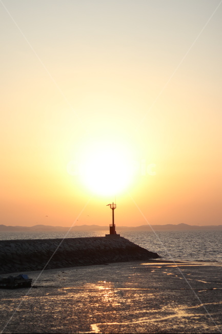 노을,바닷가,태양,황금빛,갯벌,자연,풍경,nature,landscape,한국자연풍경,한국자연경관,korea nature landscape,등대,lighthouse,outdoors,옥외,building,건물,architecture,건축물
