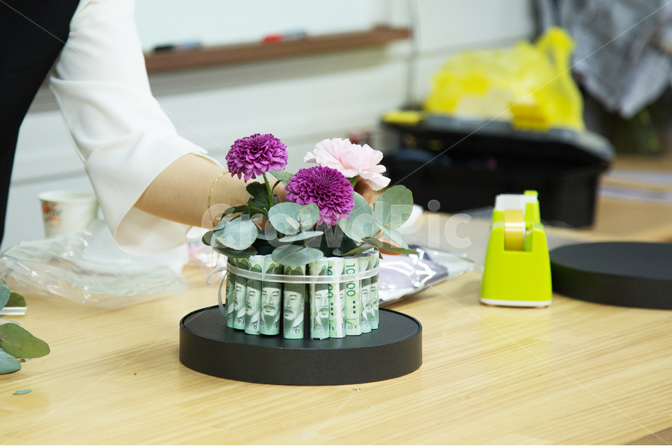 원형박스,돈박스,돈,화폐,선물,장미,꽃,flower,사람,인물,인간,human,person,신체일부,몸,body,기념일,축하,anniversary,congratulation,celebrate,celebration
