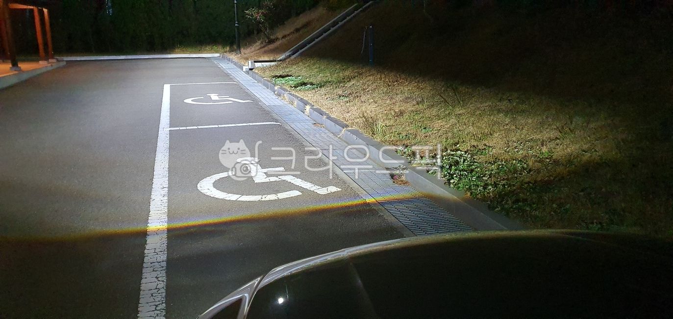 아스팔트,도로,장애인주차,장애인표식,헤드라이트