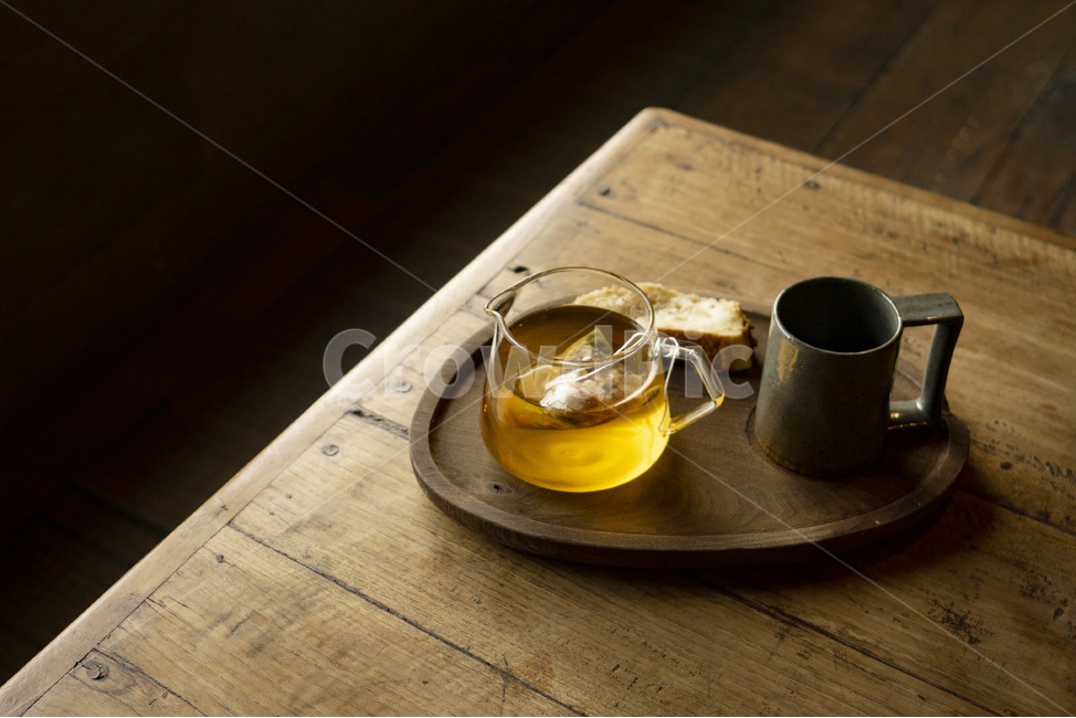 쉼,카페,tee,전통차,도기류,pottery,saucer,받침접시,나무,평상,빵,머그컵,음료수,drink,beverage