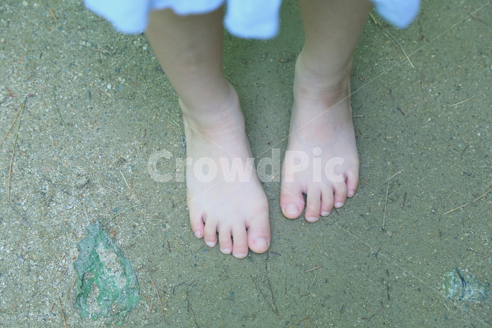 흙,흙길,맨발,숲길,아이발,발,dirtroad,힐링,감성,건강,따뜻함,흙밟기,사람,인물,인간,human,person,신체일부,몸,body,여성,여자,woman,female,lady