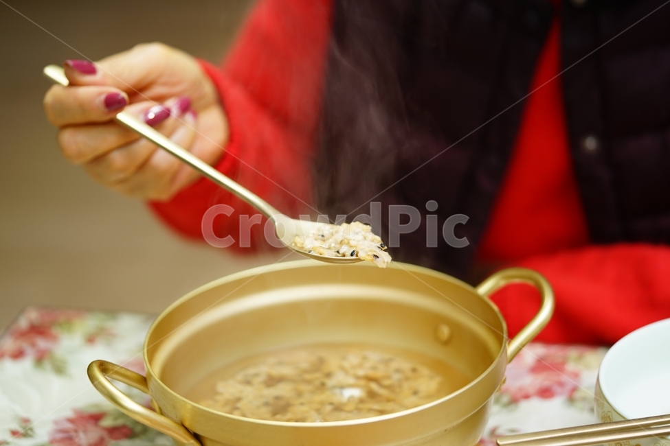 냄비,식사,누른밥,숭늉,누룽지,한식,먹방,먹거리,음식,식사대용,일상,쌀,현미,곡물,코리아,온기,겨울,간식,숟가락,음식,식재료,요리,food,cook,meal,dishes,food reserves,곡류,곡식,cereals