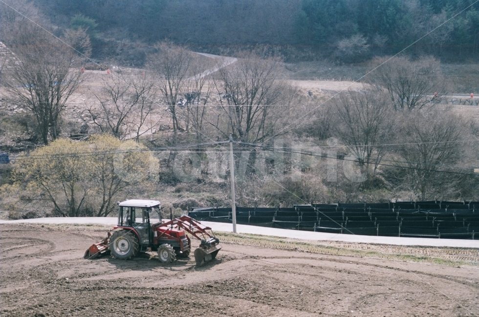 필름사진,봄,농기계,자연,FM2,자연,풍경,nature,landscape,한국자연풍경,한국자연경관,korea nature landscape,시골,마을,country,rural,town,산업,industry,industrial,농업,농사,agriculture,farming,farming industry,outdoors,옥외