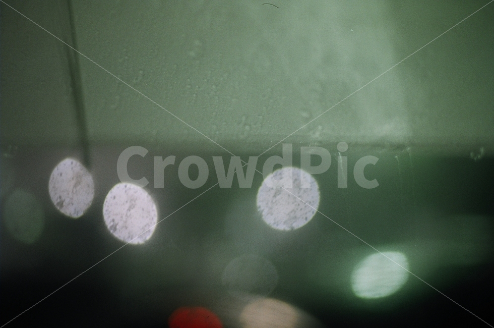 우산,비오는날,비,필름,필름사진,필름카메라,포커스아웃,밤,비오는날밤,film,filmphoto,rain,rainyday,비,비오는날,rain,rainy,감성,sensible,feeling
