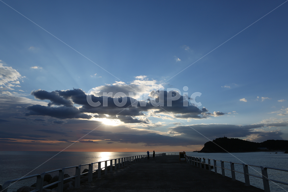 하늘,바다,파랑,동해,아침,구름,sky,sea,blue,eastsea,morning,cloud,자연,풍경,nature,landscape,handrail,난간,banister,waterfront,워터 프론트,water,물,port,포트,pier,교각,building,건물,bridge,다리,boardwalk,산책로
