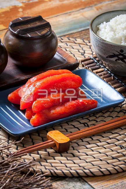 jar props,egg,porcelain,chopsticks,side dish,rice thief,Pollack roe titgal,folklore,bamboo stand,Traditional food,jar,delicacy,air rice,bamboo,traditional food,seafood dishes,Korean tradition,seasoning,Welts,local food,plate,wooden chopsticks,bowl,salted 
