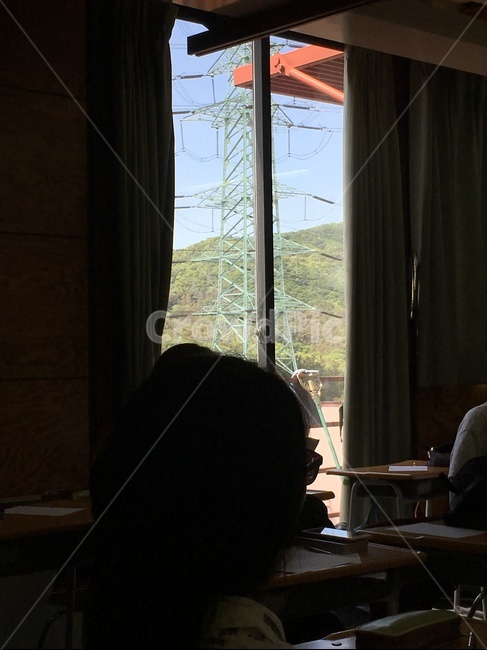창문,그림자,전경,산,나무,전봇대,오후,초록,여름,사람,인물,인간,human,person,산업,industry,industrial,에너지산업,energy industry