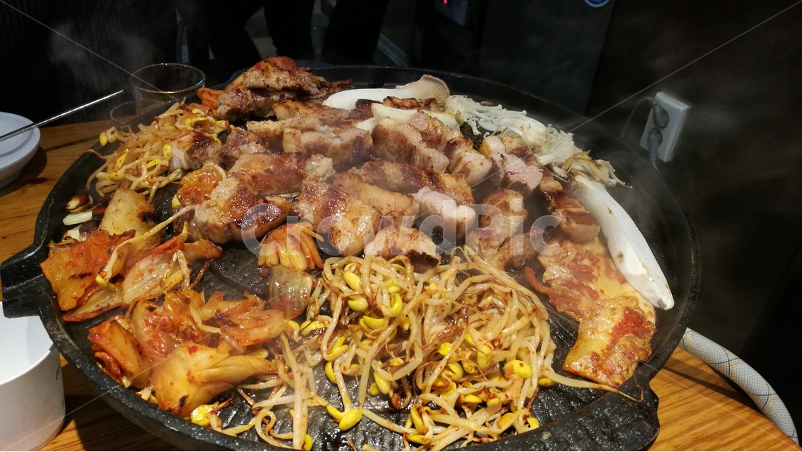 한국음식,맛,만찬,식사,볶음,맵다,짜다,저녁,푸짐하다,맛있다,깨,감자,채소,삼겹살,콩나물,음식,식재료,요리,food,cook,meal,dishes,food reserves,육류,고기,meat,한식,한국음식,한국요리,korean food,korean dishes,korean meal,korean cook