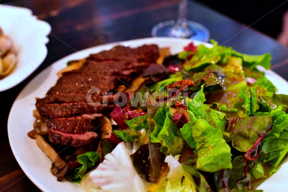 음식,스테이크,샐러드,고기,채소,소스,저녁,meal,steak,salad,dinner,분위기,고급식당,한상,접시,음식,식재료,요리,food,cook,meal,dishes,food reserves,육류,고기,meat,양식,서양음식,서양요리,western food,western dishes,western meal,western cook