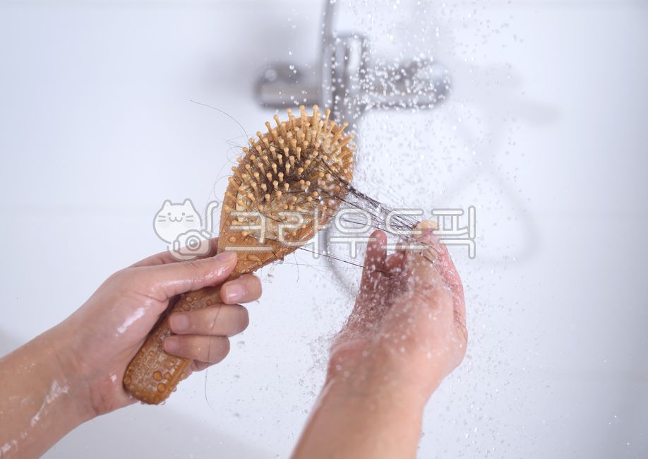 beauty,body,hold,concern,shower room,loss,problem,white,frying,Faucet,depressed,female,in hand,bathroom,worry,tangle,Medical treatment,Intimidated,hair loss,water,season change,comb,bouncing,water drop,alopecia,to show,water tap,Shock,shower,concept,out o