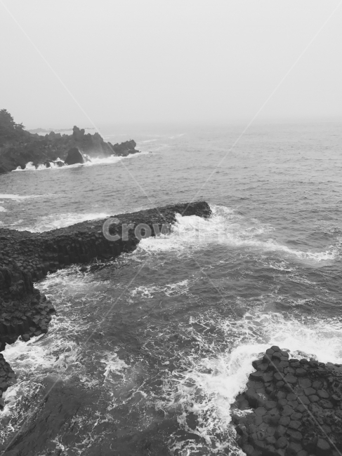 흑백,제주도,해변,바다,파도,자연,풍경,nature,landscape,한국자연풍경,한국자연경관,korea nature landscape,제주도,jeju,jeju island,흑백,모노톤,monochrome,black and white,ocean,대양,water,물,sea,outdoors,옥외,promontory,곶