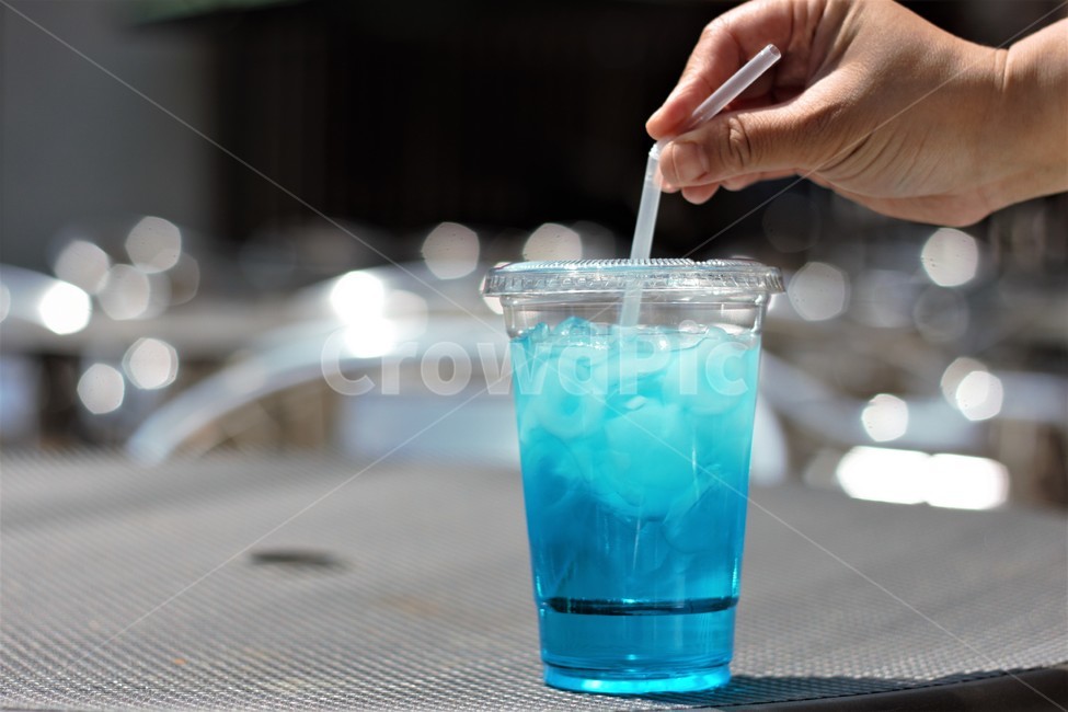음료수,음료,에이드,손,여름,블루,blue,summer,블루레몬에이드,레몬에이드,lemonade,시원한,상쾌한,차가운,cool,refresh,리프레쉬,빨대,straw,beverage,컵,cup,투명한,transparent,야외,드링킹,drinking,drink,closeup,클로즈업,ice,아이스,여름,계절,summer,season,음료수,drink,beverage,레몬 에이드,마실 것,음주