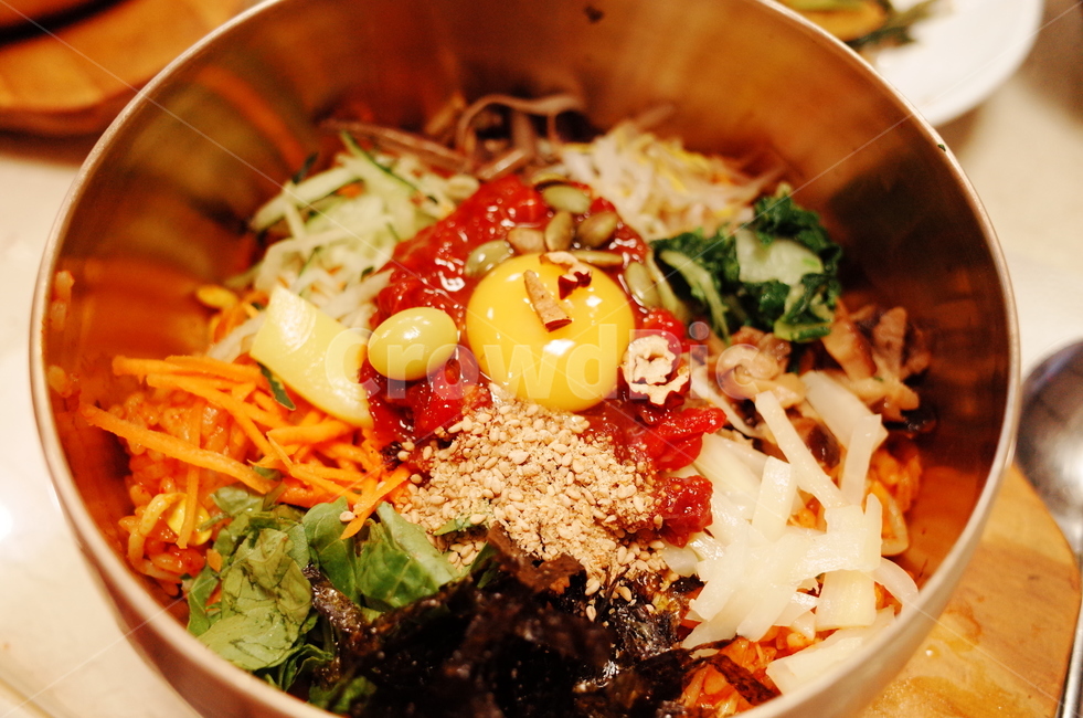 bibimbap,Korean,chili pepper paste,rice,korean,brassware,Yukhoe Bibimbap,healthy,Korean food,tradition,traditional food,koreanfood