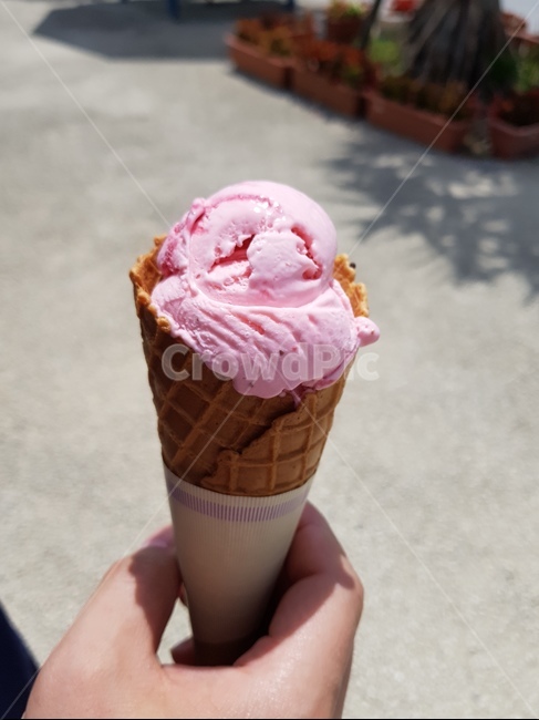 아이스크림,딸기아이스크림,여름,시원함,콘아이스크림