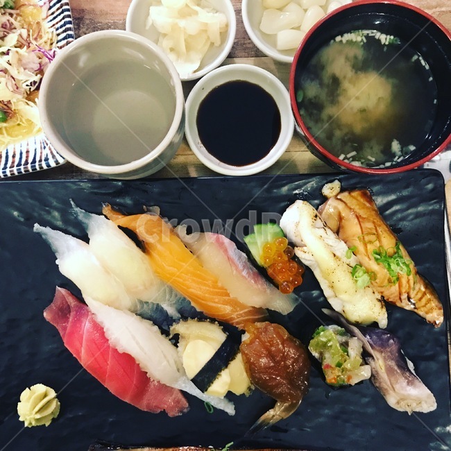 초밥,장국,간장,와사비,초밥정식